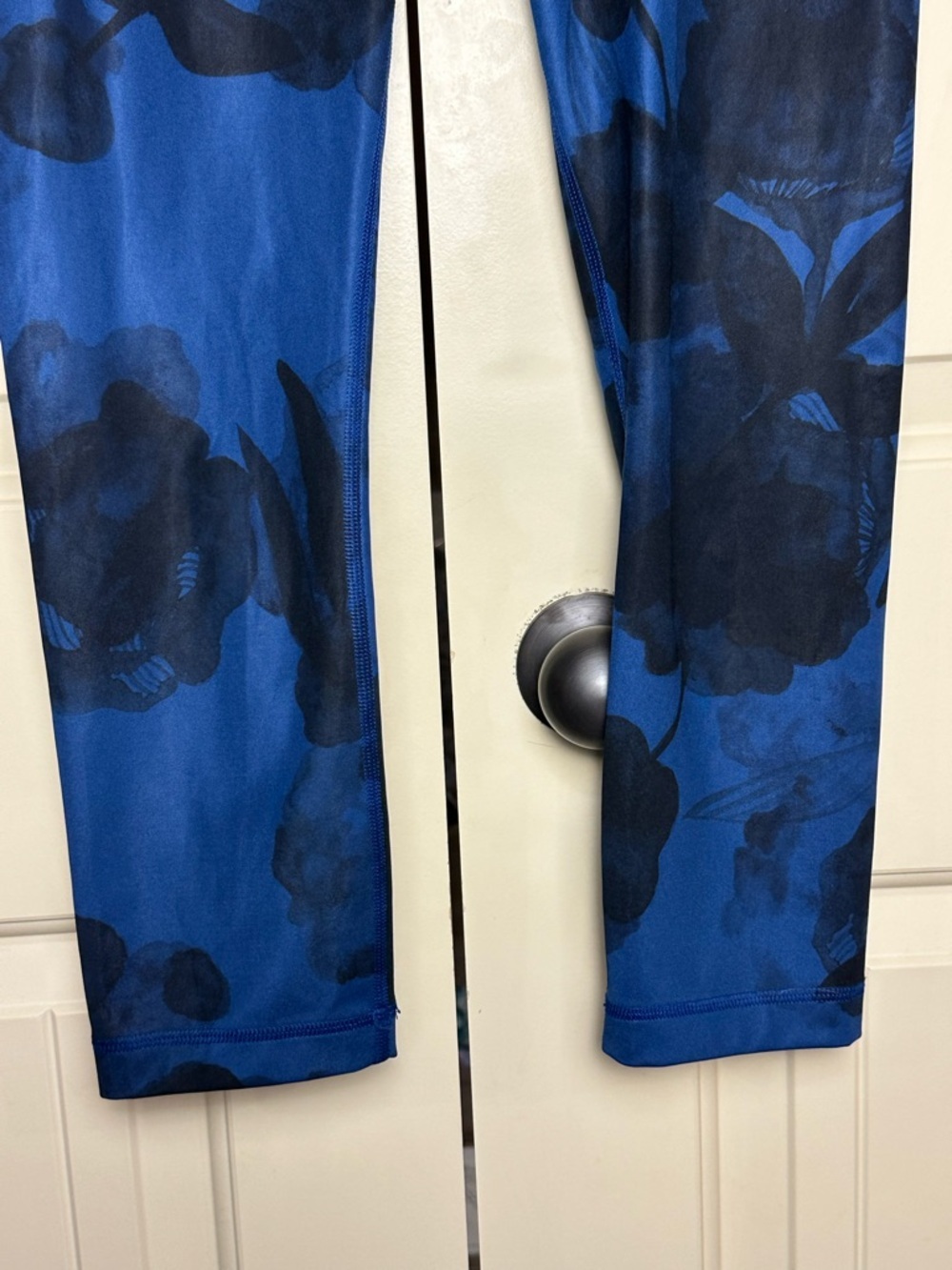 Lululemon Womens Size 4 Jumbo Inky Floral Black Inkwell Wonder Under Crop II - Picture 3 of 5